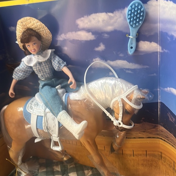 Little Debbie and her palomino pony Ginger - Picture 4 of 4